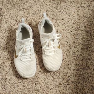 Women's size 7.5 Nike Air Max Bella TR 2